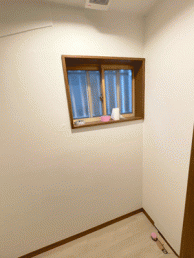 ホワイト系織物調のクロスでより空間を広く感じるトイレ 世田谷区S様邸 ホワイト系織物調のクロスでより空間を広く感じるトイレ 世田谷区S様邸